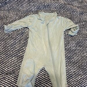 Kyte baby NB footie.